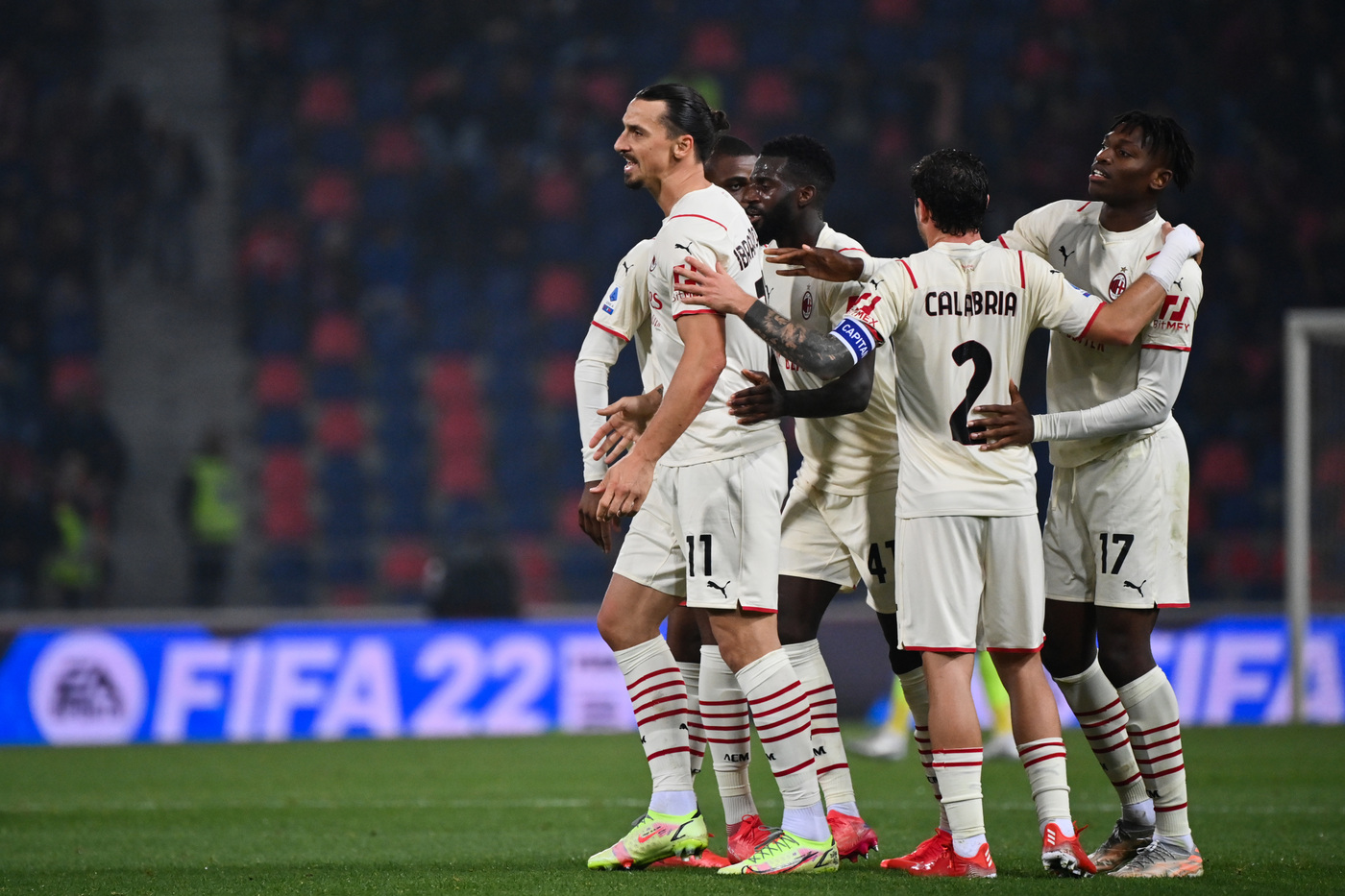 Serie A, il Milan acciuffa vittoria e primato. Il Bologna in 9 si arrende nel finale
