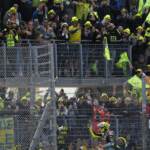 La festa per l’ultima di Valentino Rossi: lancia il casco al pubblico, “E’ stato bello e lungo”