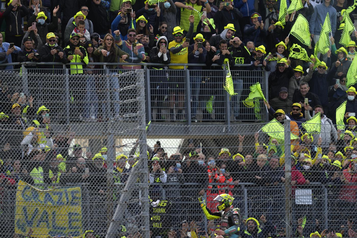 La festa per l’ultima di Valentino Rossi: lancia il casco al pubblico, “E’ stato bello e lungo”