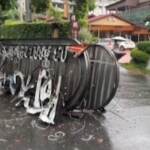 Taiwan, le insegne dei negozi crollate dopo il terremoto