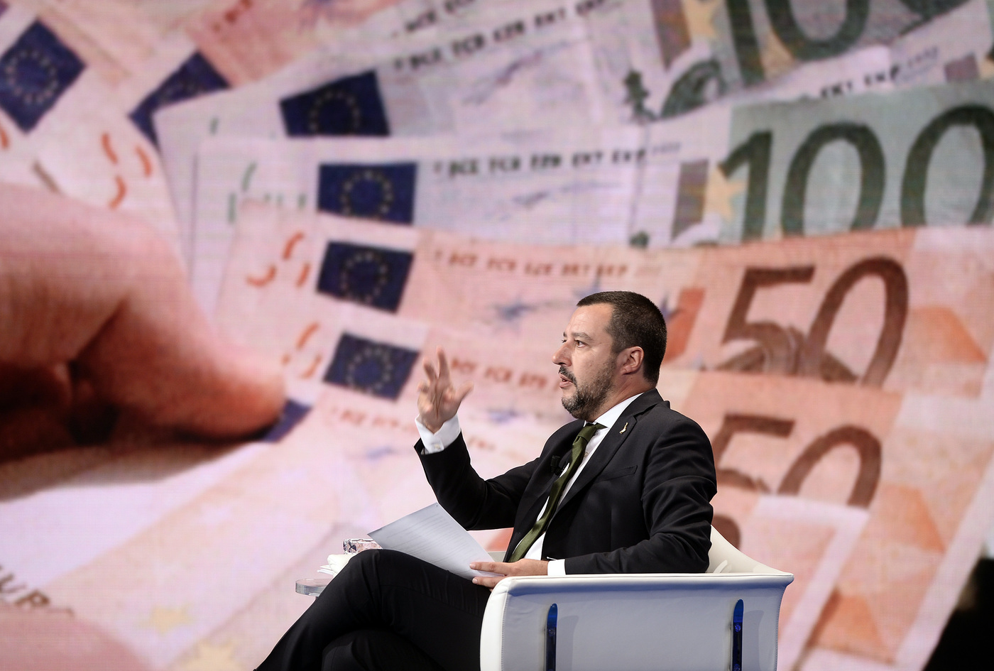 Manovra, Salvini: “Chi paga caffè con bancomat è rompiscatole”