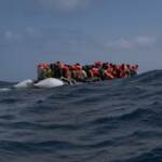 Migranti, Alarm Phone: “Persone alla deriva, molti bambini”. Settantuno salvati da Msf