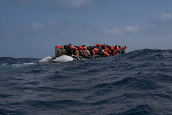 Migranti, Alarm Phone: “Persone alla deriva, molti bambini”. Settantuno salvati da Msf
