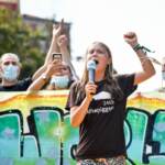 Clima, in migliaia a Milano con Greta Thunberg. L’attivista: “Cambiamento siamo noi”