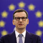 Polonia, Morawiecki: “Se Ue non sblocca fondi ci difenderemo con tutte le armi”