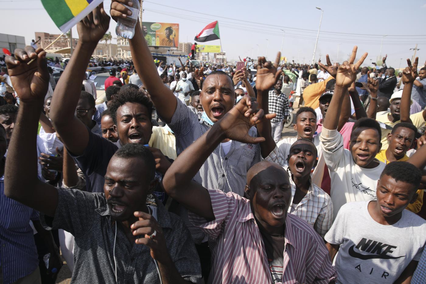 Colpo di stato in Sudan. Arrestati premier e ministri. Esercito dichiara stato di emergenza