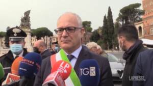 Roma, prima uscita in Tricolore per il neosindaco Gualtieri: “Un onore e una responsabilità”