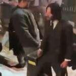 Cinema: Keanu Reeves sul set, l’attore aiuta la troupe a trasportare il materiale