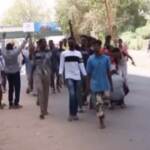 Sudan, manifestanti anti-golpe affollano le strade di Khartoum
