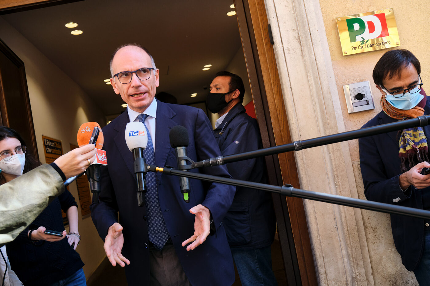 Quirinale, Letta: “Se ne parla dopo la legge di Bilancio”. Bonaccini critico: “No condizioni per elezione Berlusconi” Quirinale, Letta: “Se ne parla dopo la legge di Bilancio”. Bonaccini critico: “No condizioni per elezione Berlusconi”