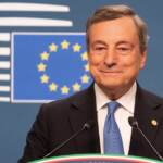 Bari, Draghi ai giovani: “Vostre aspirazioni al centro dell’azione di governo. Investire nella scuola”