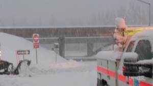 California, la tempesta causa frane e inondazioni: neve sulla Sierra Nevada