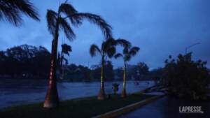 Messico: l’uragano Rick ha raggiunto la costa meridionale, alberi abbattuti e strade allagate