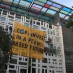 Londra, attivisti di ‘Animal Rebellion’ si arrampicano su un edificio del governo