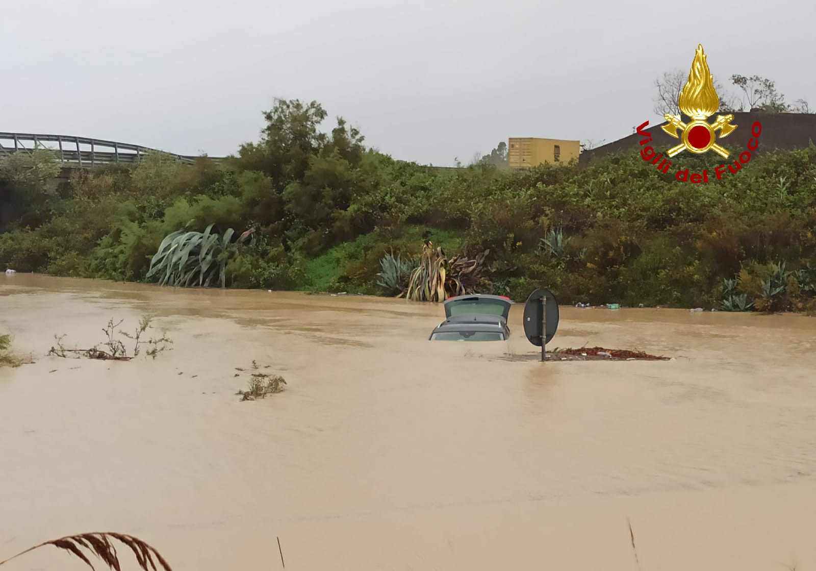 Maltempo: Catania in ginocchio, chiuse scuole e negozi. A Gravina un’altra vittima