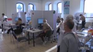 Mosca, i cittadini si vaccinano prima delle restrizioni