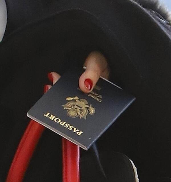 L'attrice inglese Helen Mirren viaggia con un passaporto degli Stati Uniti