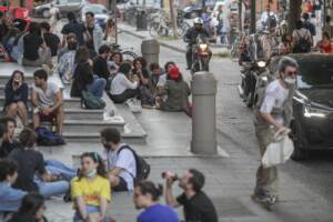 BO Piazza Verdi e Piazza Aldrovandistudenti assembrati