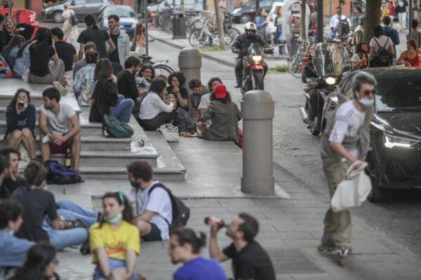 BO Piazza Verdi e Piazza Aldrovandistudenti assembrati