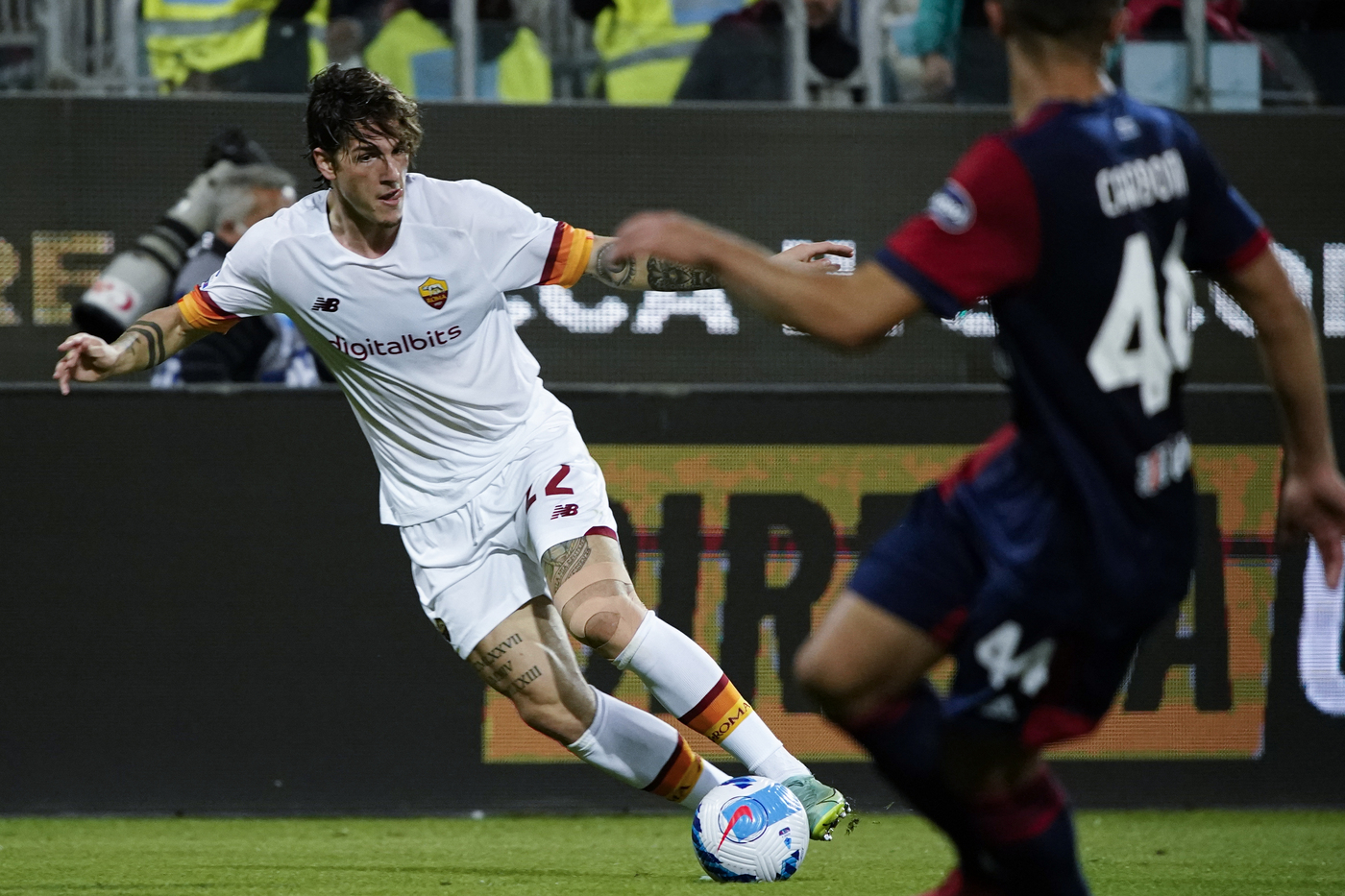 Serie A, la Roma ribalta il Cagliari. A Mou torna il sorriso