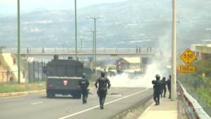 Ecuador, proteste contro aumento prezzi del carburante: disordini in diverse città