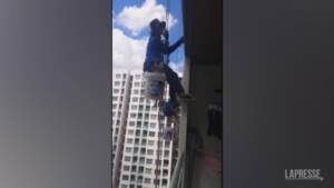 Thailandia: donna infuriata taglia corda di sostegno, imbianchini sospesi nel vuoto al 26esimo piano