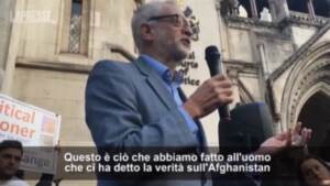 Londra, manifestanti pro-Assange davanti alla Corte Suprema: c’è anche il leader laburista Corbyn