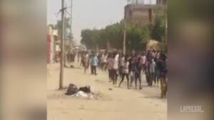 Sudan, corteo funebre per un giovane manifestante anti-golpe