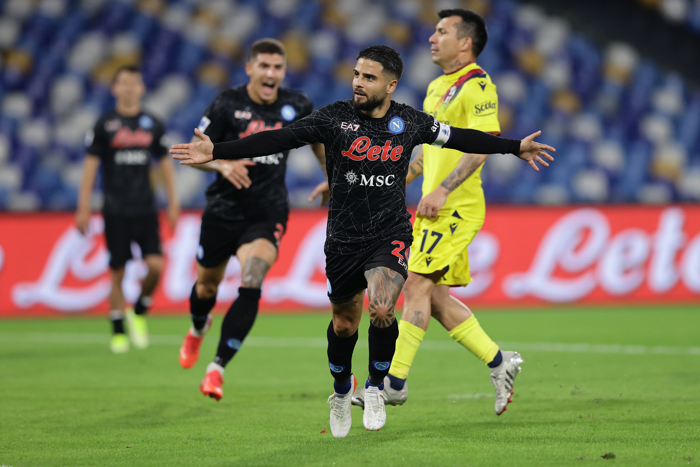 Serie A: Il Napoli batte 3-0 il Bologna e aggancia Milan in vetta