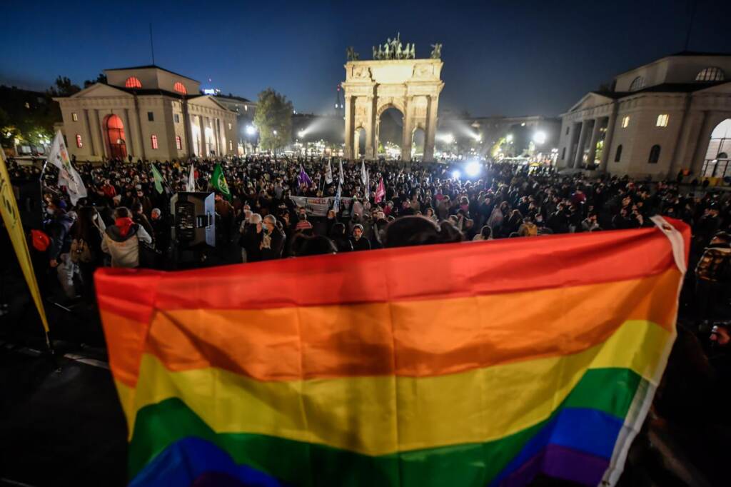 Galleria foto 'Ddl Zan: migliaia di persone all’Arco della Pace a Milano' - foto 2