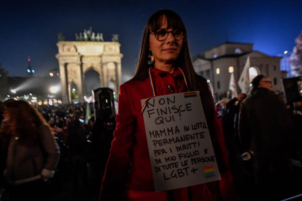 Galleria foto 'Ddl Zan: migliaia di persone all’Arco della Pace a Milano' - foto 9