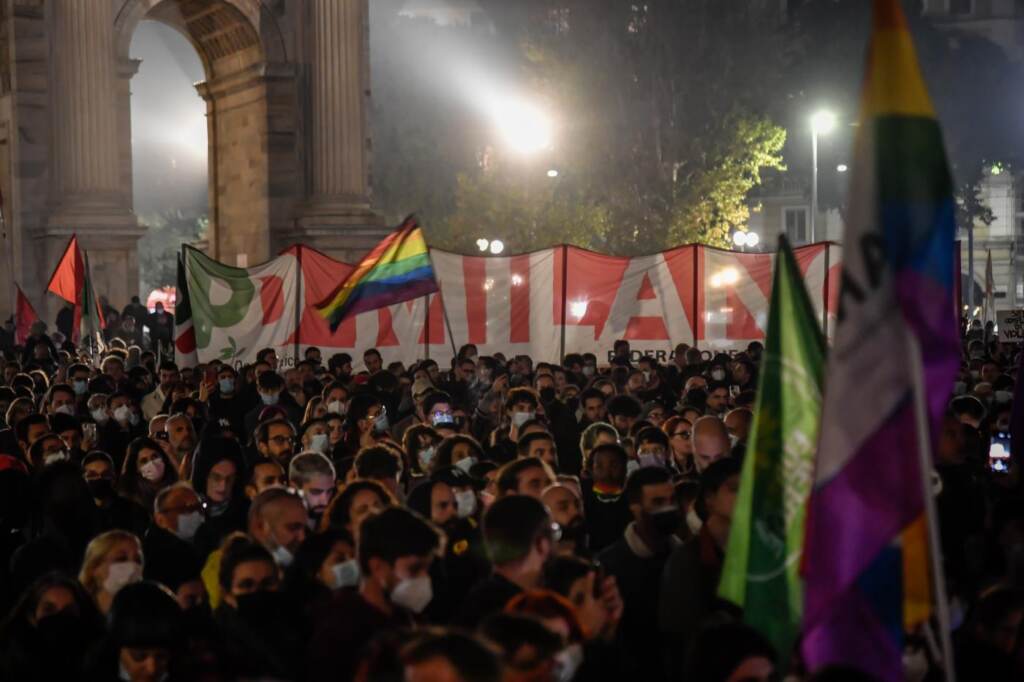 Galleria foto 'Ddl Zan: migliaia di persone all’Arco della Pace a Milano' - foto 7