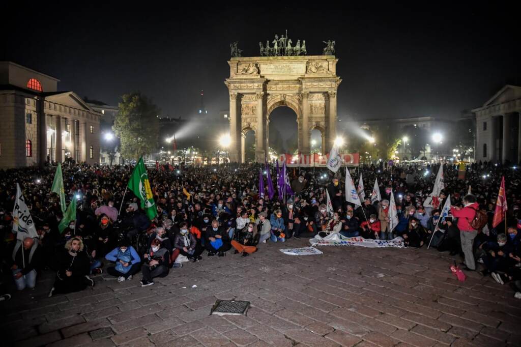 Galleria foto 'Ddl Zan: migliaia di persone all’Arco della Pace a Milano' - foto 6