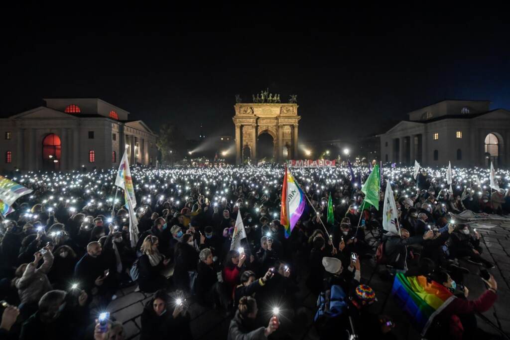 Galleria foto 'Ddl Zan: migliaia di persone all’Arco della Pace a Milano' - foto 3