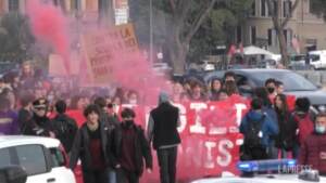 Roma, studenti in piazza contro il G20: “Siamo il futuro senza futuro”