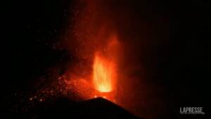 La Palma, ancora lava e fumo dal vulcano
