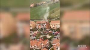 Scoppio in palazzina a Pinerolo, muore una donna. Le immagini dell’elisoccorso intervenuto