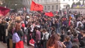 Roma, gli studenti protestano sotto la sede del Miur: “Ridateci il futuro”