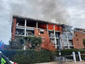 Incendio e scoppio in una palazzina a Pinerolo: muore una 84enne, diversi feriti