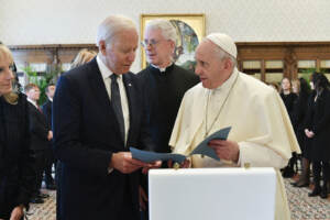 Il Papa ‘benedice’ Biden. Il presidente Usa: “Posso ricevere la Comunione”
