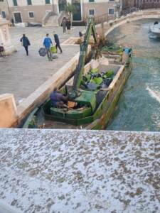 Venezia, polemica per banchi a rotelle buttati via: la foto fa il giro dei social