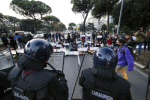 G20 a Roma: attivisti per il clima bloccano via Cristoforo Colombo
