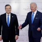 G20, il corteo delle auto del Presidente Usa Joe Biden nella vie di Roma