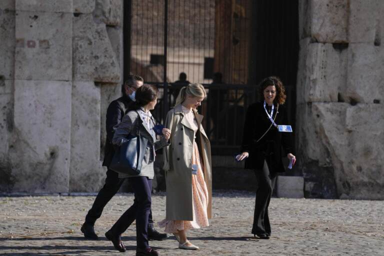 G20 Roma, le first lady al Colosseo