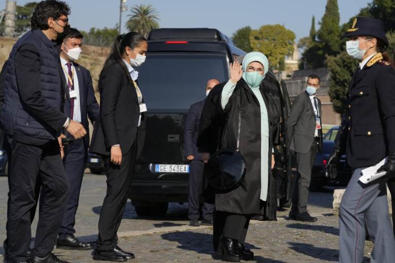 G20 Roma, le first lady al Colosseo