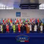G20, la foto di gruppo dei leader mondiali insieme agli operatori sanitari