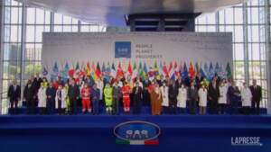 G20, la foto di gruppo dei leader mondiali insieme agli operatori sanitari