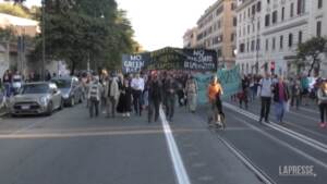 Roma, nel corteo dei Movimenti contro il G20 anche il gruppo “No green pass”