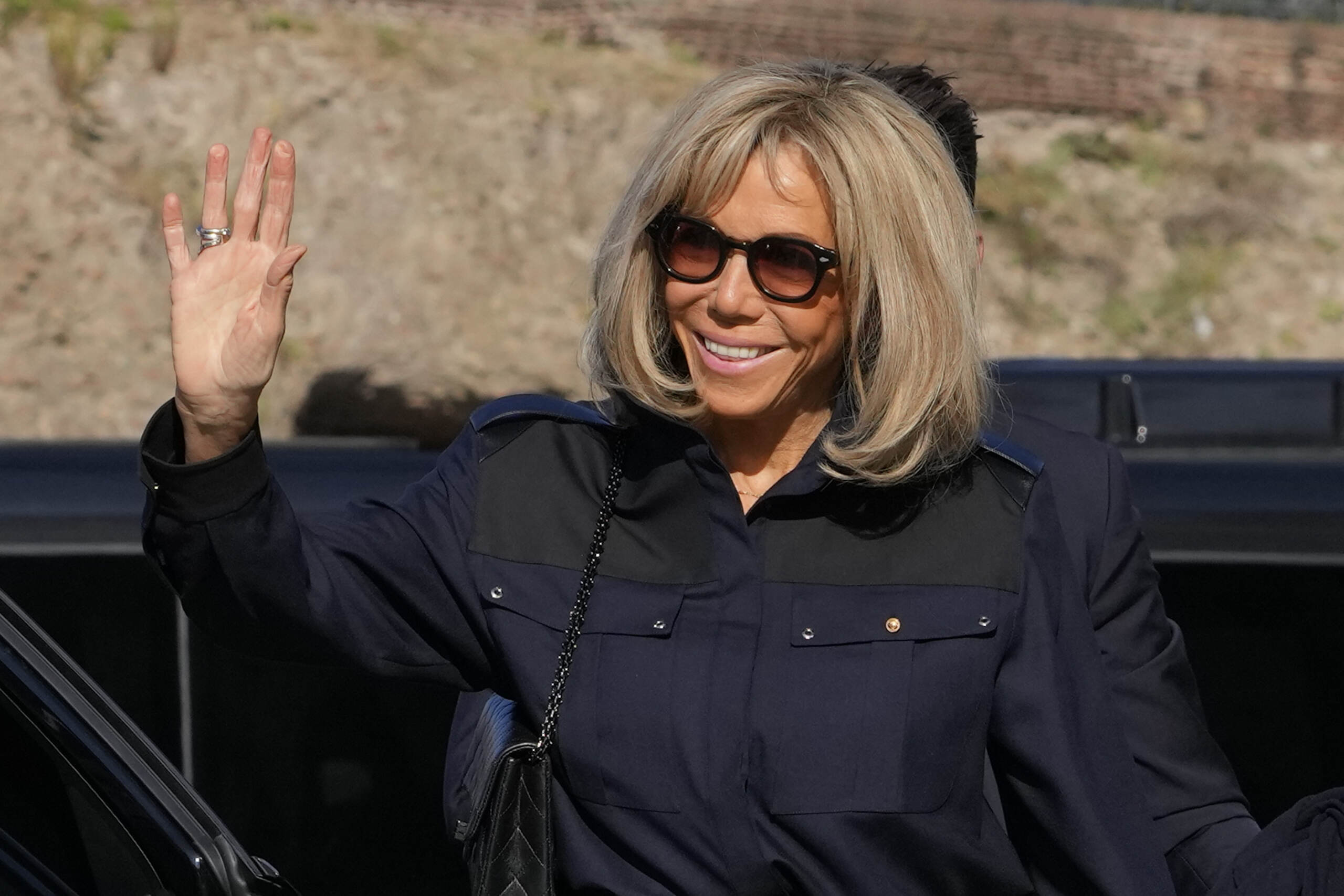 Francia, “Brigitte Macron è un uomo”: a processo dieci persone