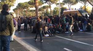 G20: a Roma prime proteste, manifestanti bloccano via Cristoforo Colombo